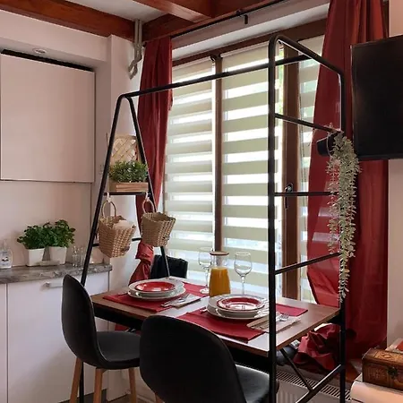 The-point Lovely In Center Of Бухарест