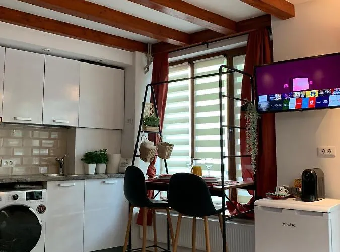 The-point Lovely In Center Of * Bukurešť